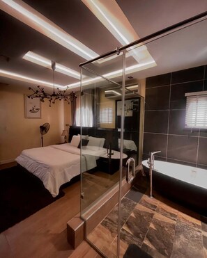Appartamento Deluxe, balcone, vista città | Bagno | Set di cortesia gratuito, asciugacapelli, pantofole, asciugamani
