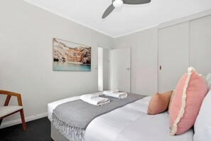 Desk, iron/ironing board, WiFi - Jetty Rd Jewel, Top Location, Wi-Fi, Parking, Chic (Brighton)