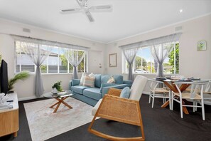 TV - Jetty Rd Jewel, Top Location, Wi-Fi, Parking, Chic (Brighton)