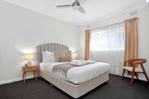 Escritorio, tabla de planchar con plancha y wifi 