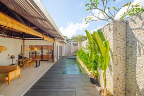 Caja de seguridad en la habitación y escritorio 