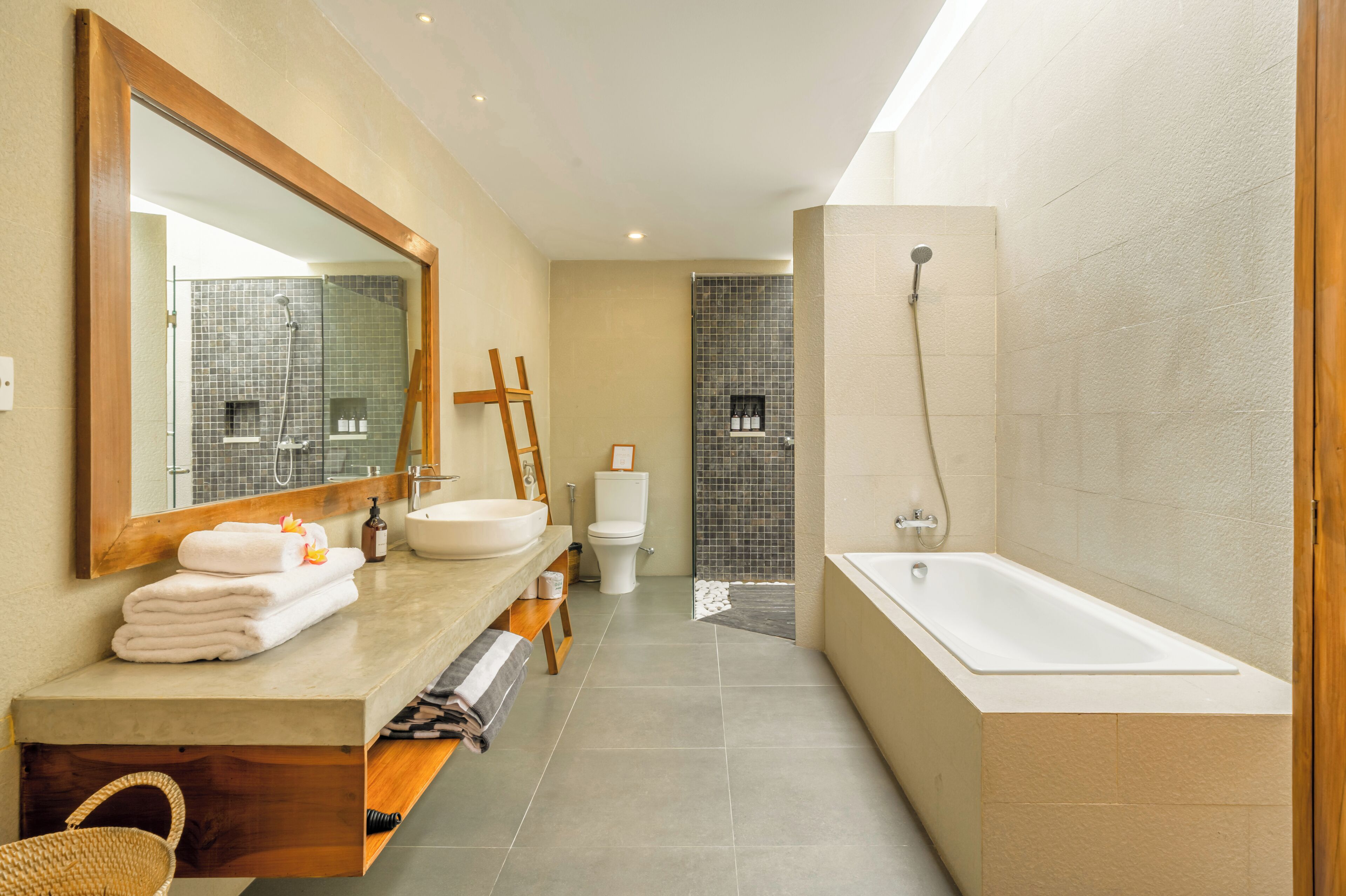 Caja de seguridad en la habitación y escritorio 