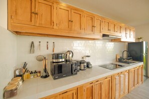 Vila conforto, 2 quartos, piscina particular | Cofres nos quartos, escrivaninha, espaço de trabalho para notebook