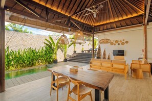 Caja de seguridad en la habitación y escritorio 