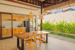 Vila conforto, 2 quartos, piscina particular | Cofres nos quartos, escrivaninha, espaço de trabalho para notebook