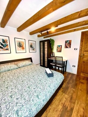 Comfort Double Room | Free WiFi - Rustic Retreat Rooms (Muggia)