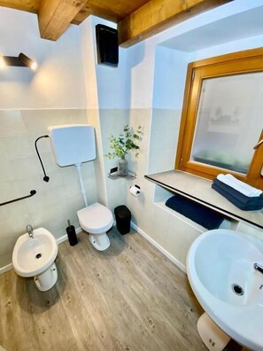 Bathroom - Rustic Retreat Rooms (Muggia)