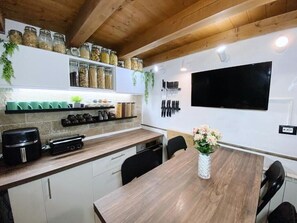 Basic Double Room | Dining - Rustic Retreat Rooms (Muggia)