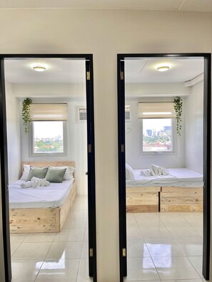 Een strijkplank/strijkijzer, internet, beddengoed