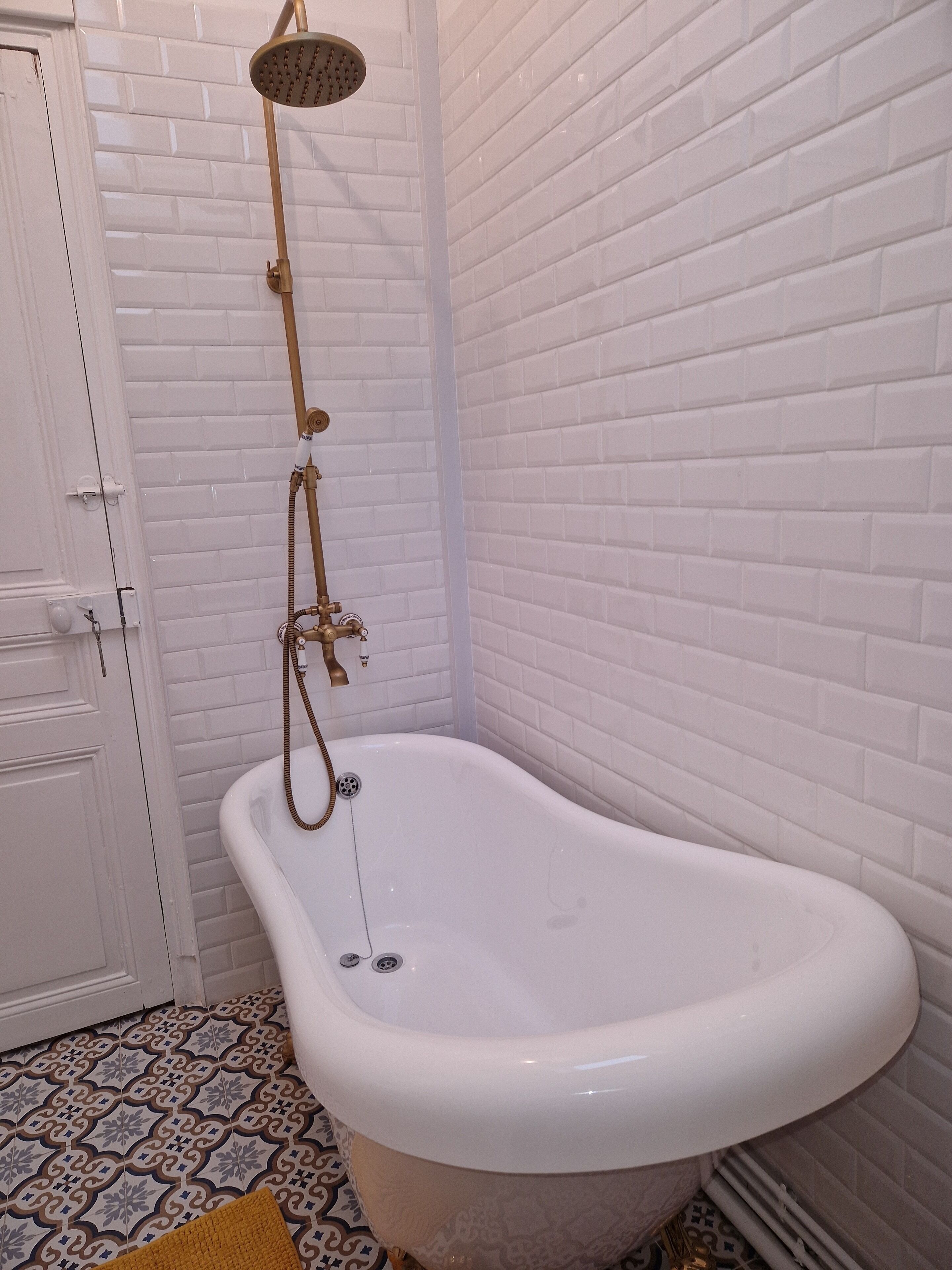 Sèche-cheveux, serviettes fournies, savon, papier toilette