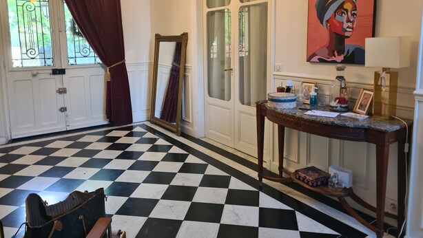 A checkered floor, a mirror, a painting, and a table with various items. - DEMEURE DU SAULE MADAME (Thieux)