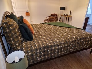 1 habitación, tabla de planchar con plancha, wifi y ropa de cama 