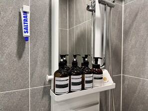 Secadora de cabello, bidet, toallas, jabón 