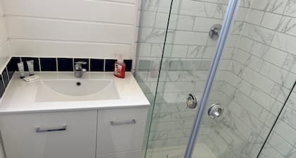 Charming 3 Bedroom Home in Garran, Perfect for Families and Groups