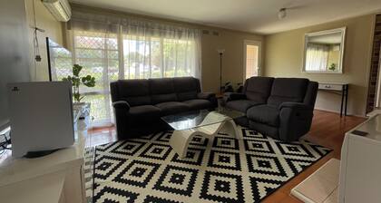 Charming 3 Bedroom Home in Garran, Perfect for Families and Groups