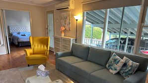 Unclassified image, 5 of 40, button - Charming 3 Bedroom Home in Garran, Perfect for Families and Groups (Canberra)
