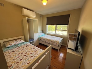 2 bedrooms - Charming 3 Bedroom Home in Garran, Perfect for Families and Groups (Canberra)