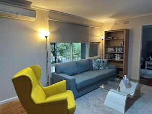 House, 2 Bedrooms | Living room | Books - Charming 3 Bedroom Home in Garran, Perfect for Families and Groups (Canberra)