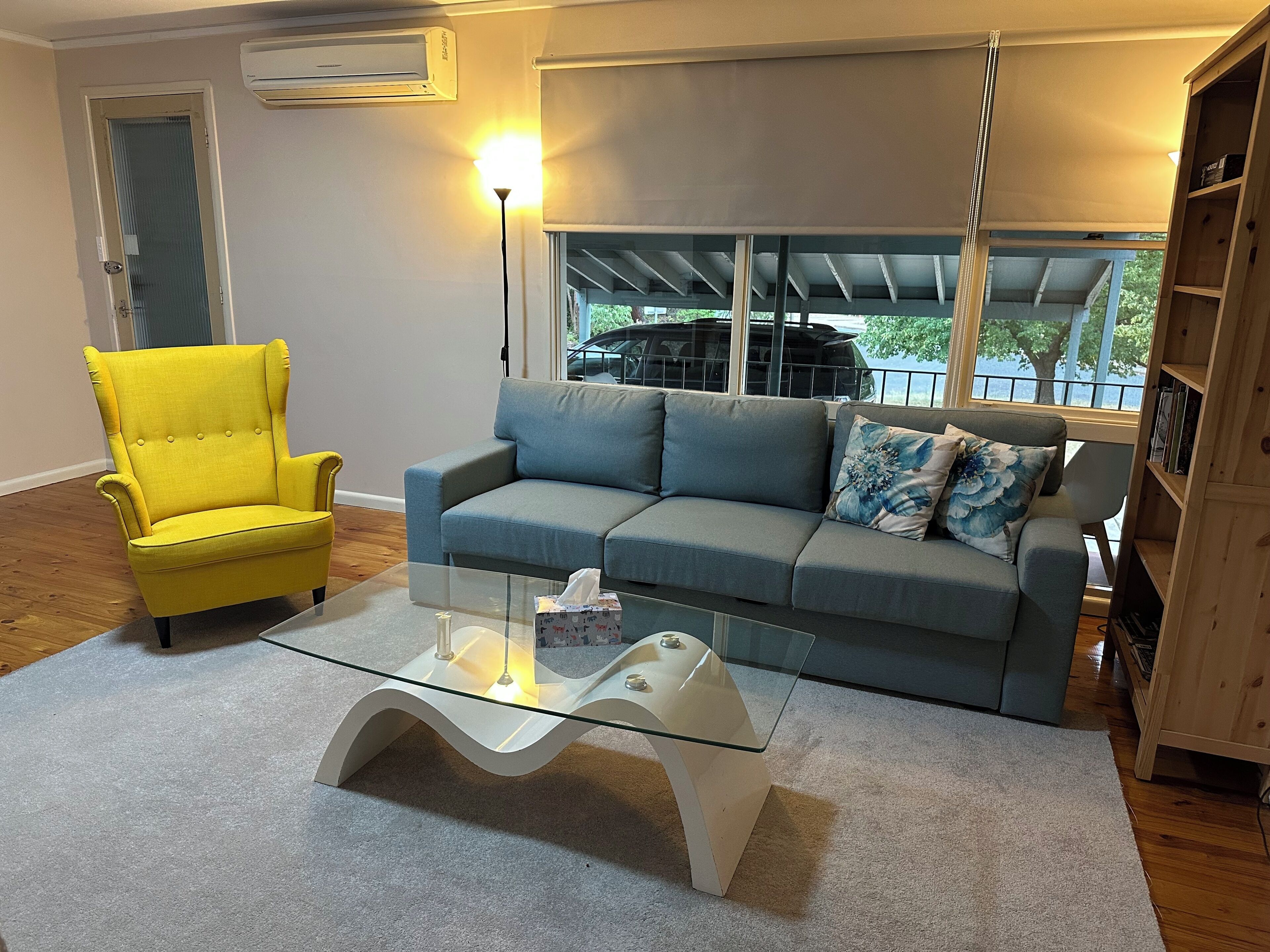 House, 2 Bedrooms | Ruang tamu | Buku-buku 
