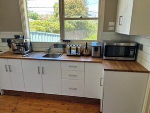 House, 2 Bedrooms | Interior - Charming 3 Bedroom Home in Garran, Perfect for Families and Groups (Canberra)