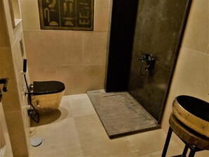 Triple Room, Balcony, City View | Bathroom shower - Rafif Pyramid View (Giza)
