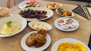 Tägliches einheimisches Frühstück gegen Gebühr