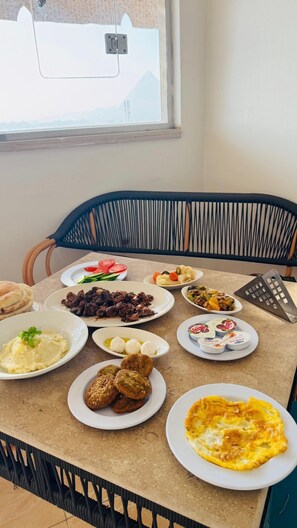 Daily local cuisine breakfast for a fee - Rafif Pyramid View (Giza)