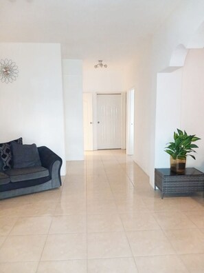Interior - Airbnb Portmore Jamaica. Entire House. AC and TV in all rooms. Garden. Parking (Portmore)