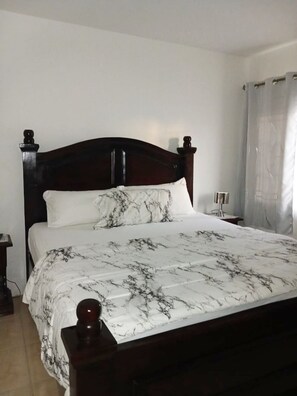 2 bedrooms, iron/ironing board, free WiFi, bed sheets - Airbnb Portmore Jamaica. Entire House. AC and TV in all rooms. Garden. Parking (Portmore)