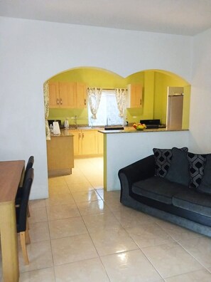 Living area - Airbnb Portmore Jamaica. Entire House. AC and TV in all rooms. Garden. Parking (Portmore)