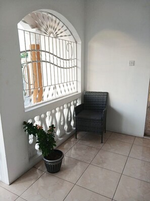 Interior - Airbnb Portmore Jamaica. Entire House. AC and TV in all rooms. Garden. Parking (Portmore)