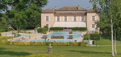 Vacation villa with pool and air conditioning