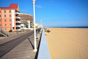 On the beach - Cozy, cute 1-bedroom oceanfront condo with WiFi and a great ocean view located downtown directly on the Boardwalk and mere steps to the beach! (Ocean City)