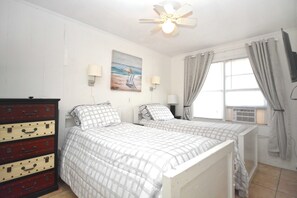 WiFi, bed sheets - Cozy, cute 1-bedroom oceanfront condo with WiFi and a great ocean view located downtown directly on the Boardwalk and mere steps to the beach! (Ocean City)