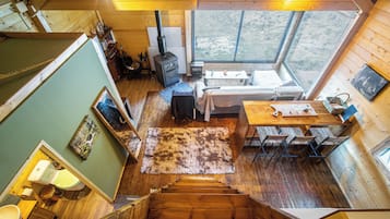 Chalet, vistas al río | Zona de estar | Una pantalla de ordenador