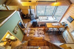 Chalé, vista para o rio | Área de estar | Monitores de computador