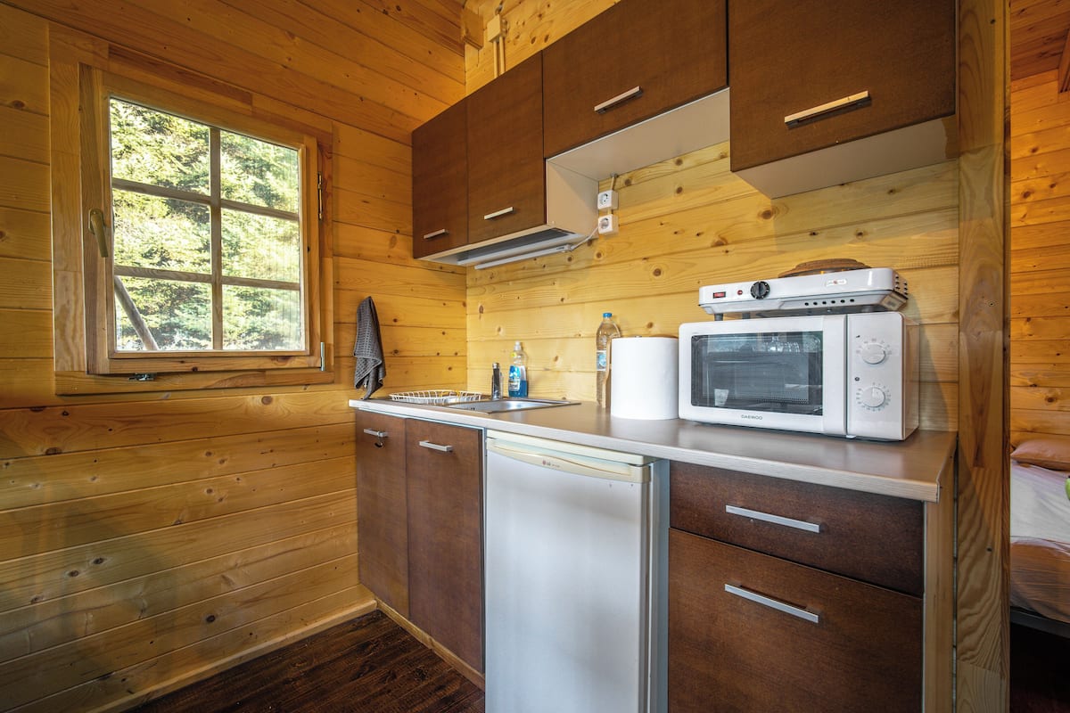 Chalet, jokinäköala | Yksityinen keittiö | Jääkaappi, mikroaaltouuni