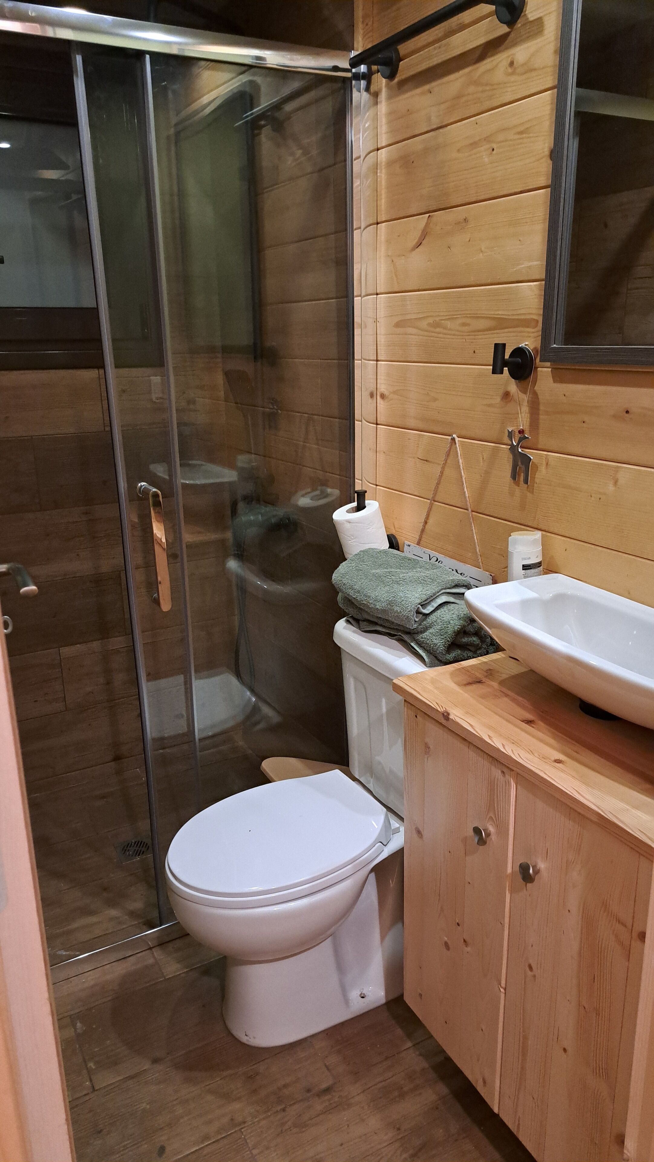 Cabana, vista para o rio | Banheiro | Toalhas de banho, papel higiênico