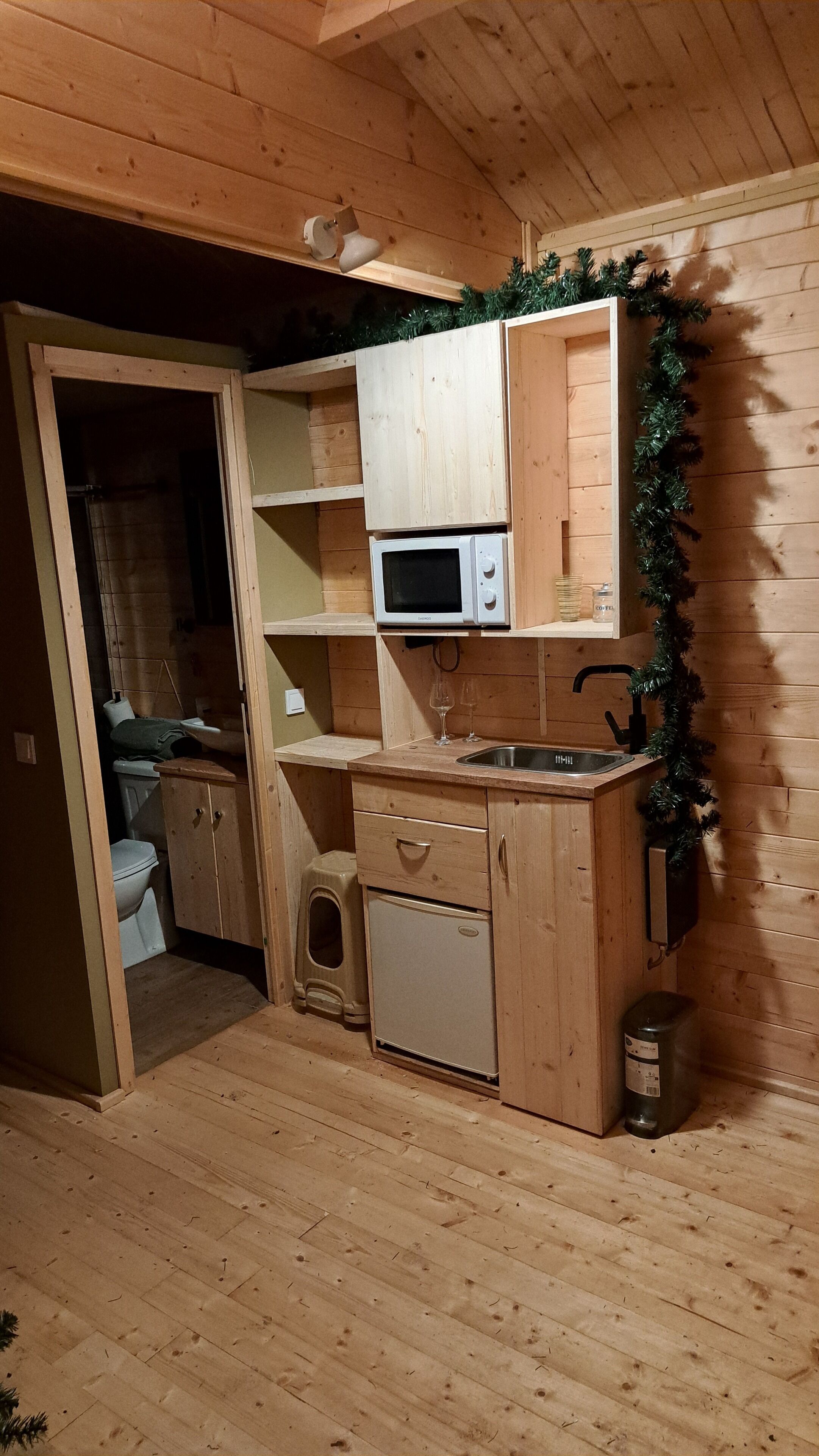 Mökki, jokinäköala | Yksityinen keittiö | Jääkaappi, mikroaaltouuni