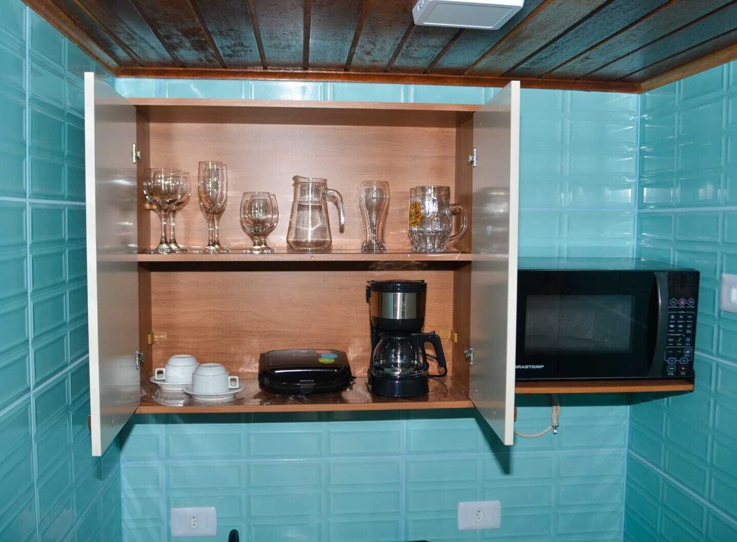 Mini réfrigérateur, micro-ondes, plaque de cuisson