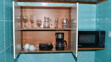 Frigobar, micro-ondas, cooktop, talheres/pratos/utensílios de cozinha