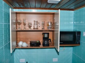 Een minikoelkast, een microgolfoven, een kookplaat