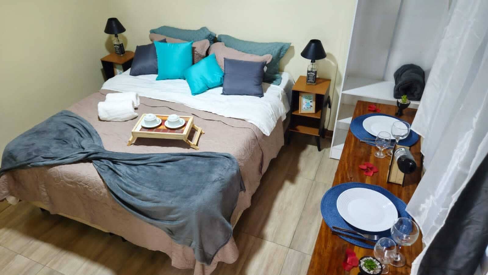 Quarto casal conforto, 1 cama Queen, cozinha, vista para o jardim | Espaço de trabalho para notebook, cortinas blackout