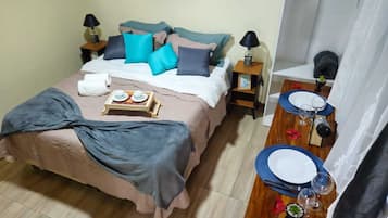 Chambre Double Confort, 1 grand lit, cuisine, vue jardin | Espace de travail pour ordinateur portable, rideaux occultants