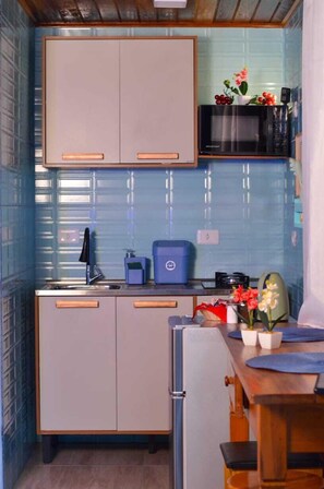 Casa Confort, varias camas, cocina, vistas al jardín | Cocina privada | Frigorífico pequeño, microondas, placa de cocina y utensilios de cocina