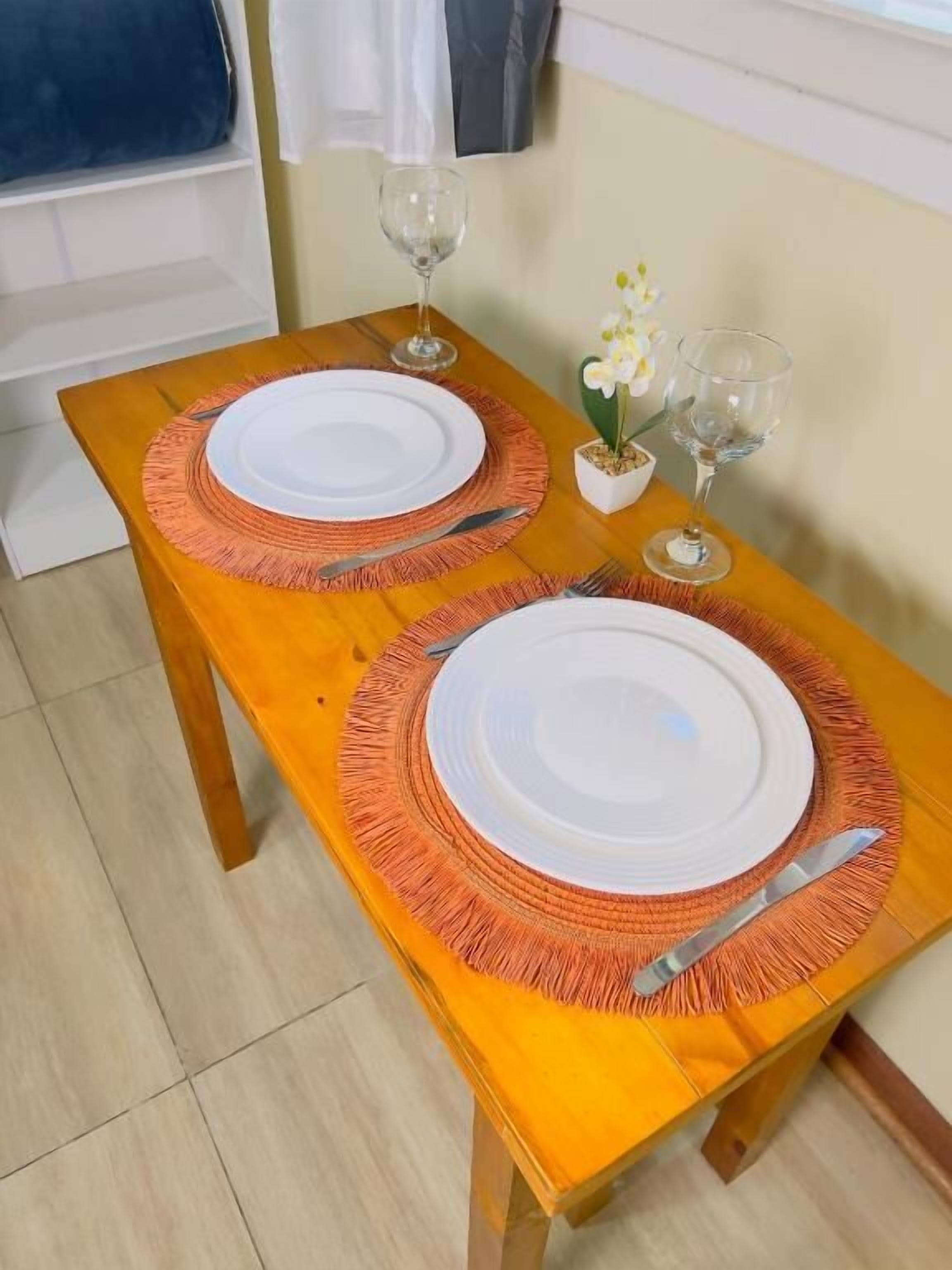 Dobbeltrom – comfort, 1 queensize-seng, kjøkken, hageutsikt | Skrivebord for bærbar PC, blendingsgardiner og strykejern/-brett