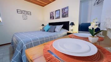 Comfort tweepersoonskamer, 1 queensize bed, keuken, uitzicht op tuin | Een laptopwerkplek, verduisterende gordijnen