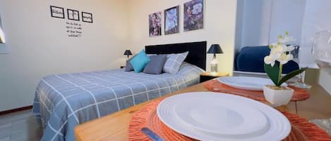 Phòng đôi tiện nghi đơn giản, 1 giường cỡ queen, bếp, quang cảnh vườn | Khu vực làm việc phù hợp cho laptop, màn/rèm cản sáng