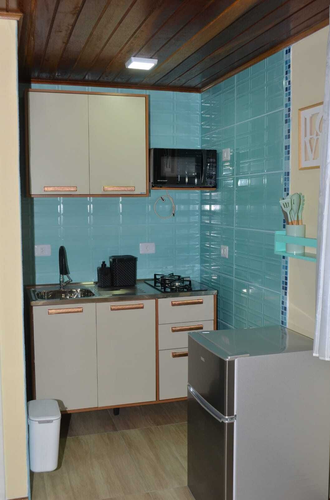 Een minikoelkast, een microgolfoven, een kookplaat