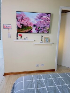 Espacio para trabajar con laptop y cortinas blackout 